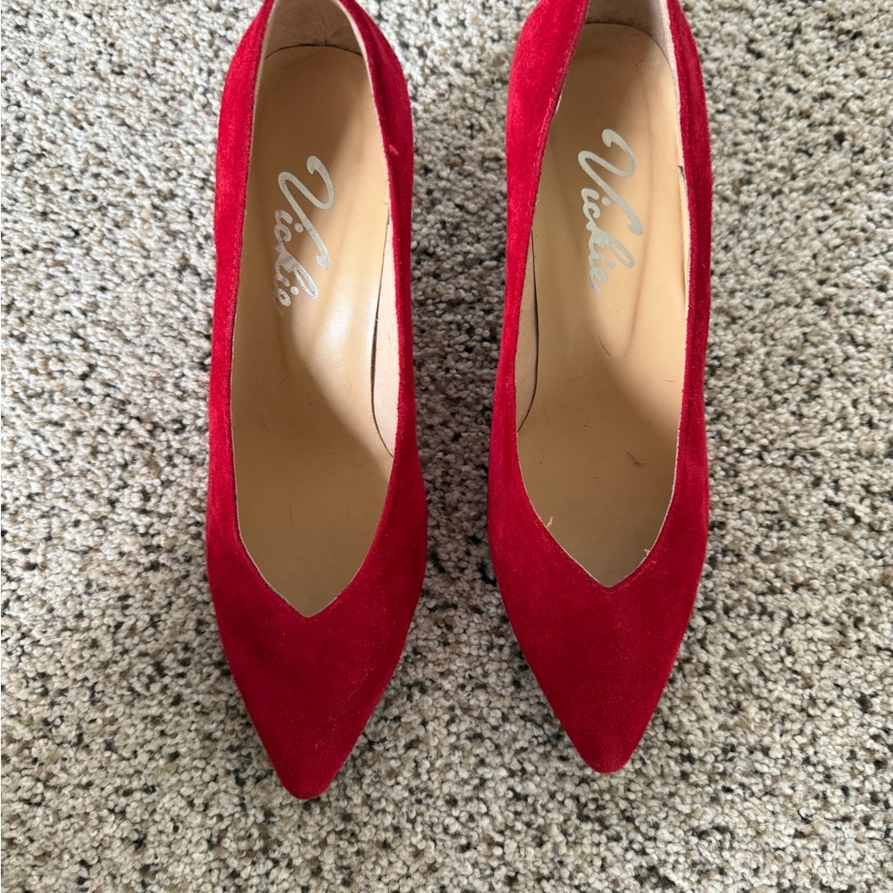 Elegant Red Suede Pumps - Picture 3 of 5